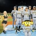 阪神　集合写真撮影に映り込んだまさかの人物　隙間を狙って絶妙なポジション取り→背後でピシッと気をつけｗ