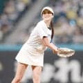 【日本ハム】白のミニスカ始球式…女子ゴルフ脇元華ノーバン投球　清宮幸太郎も驚き