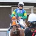 左目が見えないハンデを乗り越えドコフクカゼがデビュー戦で４着健闘　新原周馬騎手「これからも成長したところを見せられれば」
