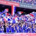 ｢バチクソかっこええ｣横浜FMの新チームバス、屋根まで“死角なし”の神デザインにファン熱狂｢素敵すぎる！｣｢トミカの発売も…｣