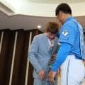 陽岱鋼、稲葉篤紀氏のサプライズ登場に号泣　引退会見…日本ハム時代に共闘「僕の中で財産」