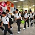 甲子園初出場の福山、駅で壮行式　エース来山選手が荷物に入れたのは