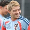 堂安律の美人妻「やーーっとパパが帰ってくる！」可愛すぎる♥話題の娘ベビーに優しくキスするパパの姿添え喜び報告