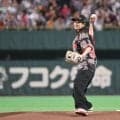 【巨人】モデル横田真悠が始球式登場「JORDAN BRAND」のユニホームでクイック投球