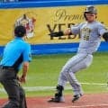 【阪神】珍事？捕球し損ねた力ないボールが一塁コーチャー筒井コーチに当たる　無事で試合続行