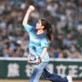 ポニテ歌姫がキュートな始球式　ノーバンならず「あ～！」と絶叫　背番号「３８」のユニホーム＆ブルーデニムのコーデで魅了