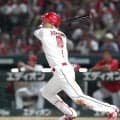 広島　３８歳・秋山が逆転弾　一番に出迎えたのは３連戦１戦目で決勝弾の３６歳　「Ａクラスなんとか残れるように」ベテラン２人の勝利への思いが溢れたシーン