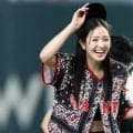 おへそ丸見えの豪快投球「美しい腹筋」　大暴投に“あーーー”も…モデル美女が「かわええ」