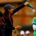岩井千怜は涙 原英莉花と畑岡奈紗はシャンパン 日本勢が桑木志帆を祝福