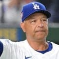 シーハンＫＯと同時に新加入のスクバルがベンチへ到着　マウンドから戻ったロバーツ監督とハグ＆談笑　タイガースから１対３トレードで移籍の２年連続ＣＹ賞左腕