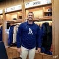 ドジャース合流のスクバル　大谷翔平や山本由伸ら新たな仲間とハグ　球団公式Ｘが動画投稿　ロバーツ監督「ようこそ！調子はどうだ？」と試合中に歓迎