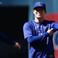 山本由伸から英語で「Hi！」　待望の初対面…笑顔のハグ→交流にファン歓喜「これは激アツ」