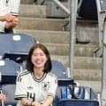 夫は日本代表！Ｗ杯スタンドで注目、薄化粧の色白美女モデル　ＺＡＲＡコーデもキマる私服姿に「全部おしゃれ」「はぁかわいっ♥」「黒ワンピどこの？」
