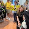帰国の桑木志帆をファンが出迎え 契約スポンサーがウイスキーをプレゼント