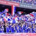 ｢大型補強すぎてエグい｣横浜FM×不二家、地元タッグで誕生した“トリコロールペコちゃん”にファン歓喜｢ユニ着てる！｣｢とっても似合う！｣
