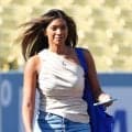 ドジャース女性リポーターがシカゴ降臨！　白基調の襟付きシャツにジーンズのさわやかコーデ披露