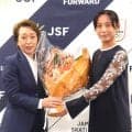 橋本聖子ＪＯＣ会長が高木美帆さんに花束贈呈　「美帆さんの素晴らしい人間力が受賞のきっかけになったと思っております」