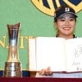 【女子ゴルフ】桑木志帆が色紙に「輝」「ゴルフ場でもゴルフ場以外でも輝きたい」　渋野日向子は「笑顔」山下美夢有は「夢」
