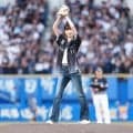 【ロッテ】お団子ヘアにジーンズ…スタイルのよさ際立つ始球式　ルセラフィムのホン・ウンチェ笑顔