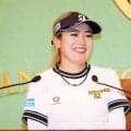 桑木志帆、色紙に「輝」メジャー初Ｖ後の思い「ゴルフ場以外でも輝きたい」日本記者クラブ会見