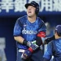 ＤｅＮＡ・度会が死球受けハマスタ騒然　１５５キロが右肘付近に直撃　牧に続きこの日２つ目　その後佐野にも内角に抜けるボールでどよめき　佐野目を見開く