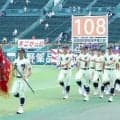 香川・英明が息の合った行進見せる　全国高校野球選手権大会の開会式