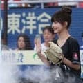 インスタ600万人美女、コロコロ始球式に「80点」　美スタイル＆お団子ヘアで観客魅了