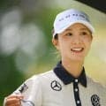 「ヤバすぎ、モデルさんみたい」お花畑の女子ゴルファーにファン歓喜「俺のハートにアルバトロス！！」「爽やかぁ」