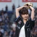 球場降臨の19歳が「信じられないくらい可愛い」　美スタイルに騒然「グラブよりお顔が小さい」