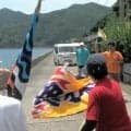 大漁旗バトンに長崎・奈留島でリレーマラソン　78人が63キロ走る