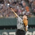 望月理恵アナが始球式　捕手・小林のミットにショートバウンドで収まる　場内歓声