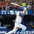 【DeNA】度会隆輝、佐野恵太と“行進パフォーマンス”「甲子園が始まったんで…」