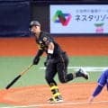 阪神・佐藤輝　待望の後半戦１号　黒虎ユニで特大一発　５年連続京セラ弾も痛恨九回逆転負け　巨人負け単独首位変わらず