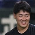 岡本和真　ブ軍が球場入りの私服公開　肩掛けカバンにオシャレなチャームも　スプリンガーがめちゃさわやか　試合は約２時間遅れで開始へ