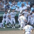 「感動しちゃった」「すげー！！」白樺学園の２年生二遊間が超絶プレー　ダイブからのバックハンドグラブトス→素手捕球で一塁送球　甲子園が騒然