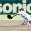 同点の八回ヒット性の打球を併殺に　白樺学園・2年生の二遊間コンビ