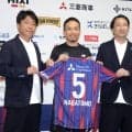 長友佑都、現役続行宣言後に大熱唱！「コールリーダーさせてもらってもいいですか？」ＦＣ東京仕様のハチマキも着用