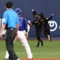 【阪神】ヒヤリ…　ショート熊谷敬宥、レフトのガルシアが衝突　京セラドーム一時騒然
