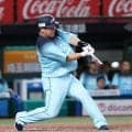 【西武】中村剛也が24年連続安打　本拠地揺らし西口監督「ベンチも盛り上がった」