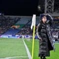 ｢なんだこの最強コンビ｣国立J開幕“神試合”を生観戦した仲良しサッカー美女コンビの現地ショットが話題！｢メッシとクリロナレベルです｣｢めちゃくちゃ可愛い｣
