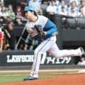【日本ハム】有原航平、NPB通算1000奪三振達成　新庄監督から記念ボード手渡される