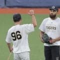 阪神　ガルシアが筒井コーチと左翼で“特守”　打球を追って送球練習も　８日・中日戦では拙守