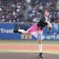 「目キラキラでかわいい」　話題の腹筋バキバキ美女、“推し球団”のため汗キラ投球「ガチ恋しました」