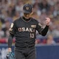 阪神　岩崎優を迎える仲間の姿が胸アツ！木下、木浪、梅野らが満面笑みでハイタッチ！球団単独２位の通算１３１セーブ達成の３５歳を祝福