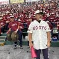 【甲子園】“チャンス紅陵”作曲の吹田正人顧問　元監督の小枝守氏の帽子を被りアルプスで指揮　