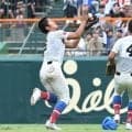 花咲徳栄の遊撃手・岩井の好プレーに甲子園が沸く　後ろ向きに捕球→外野の芝の上で一回転　マウンドの黒川も頭上で拍手し感謝