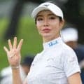 「セクシークイーン」アン・シネさん、桃色ビキニ姿披露　胸元でクリーム容器挟むショットも