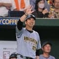 佐藤輝が右翼ポール上部付近を通過する大飛球　ファウル判定に藤川監督リクエストも覆らず　大型ビジョンのリプレー映像に虎党ため息