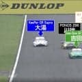 「譲りたくても譲れない」首位攻防バトルの真っ只中に…GT300トップ2台に“割って入る”驚異の瞬間 あわや接触も巧みな動きに称賛