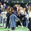 ドジャース奥さま会　新加入スクバル一家を歓迎　家族写真公開でファン反響「なんて美しい家族」「ようこそ！」愛犬家の一面も
